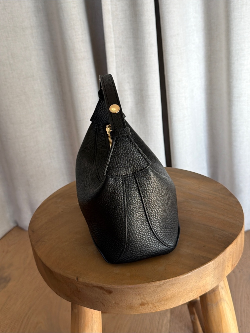 The Horse Harri Bag - Black Pebbled Leather Shoulder Bag with Gold Hardware - Picture 5 of 7